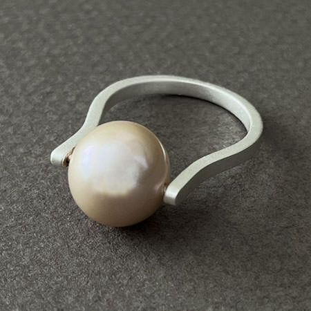 Chunky pearl ring in silver